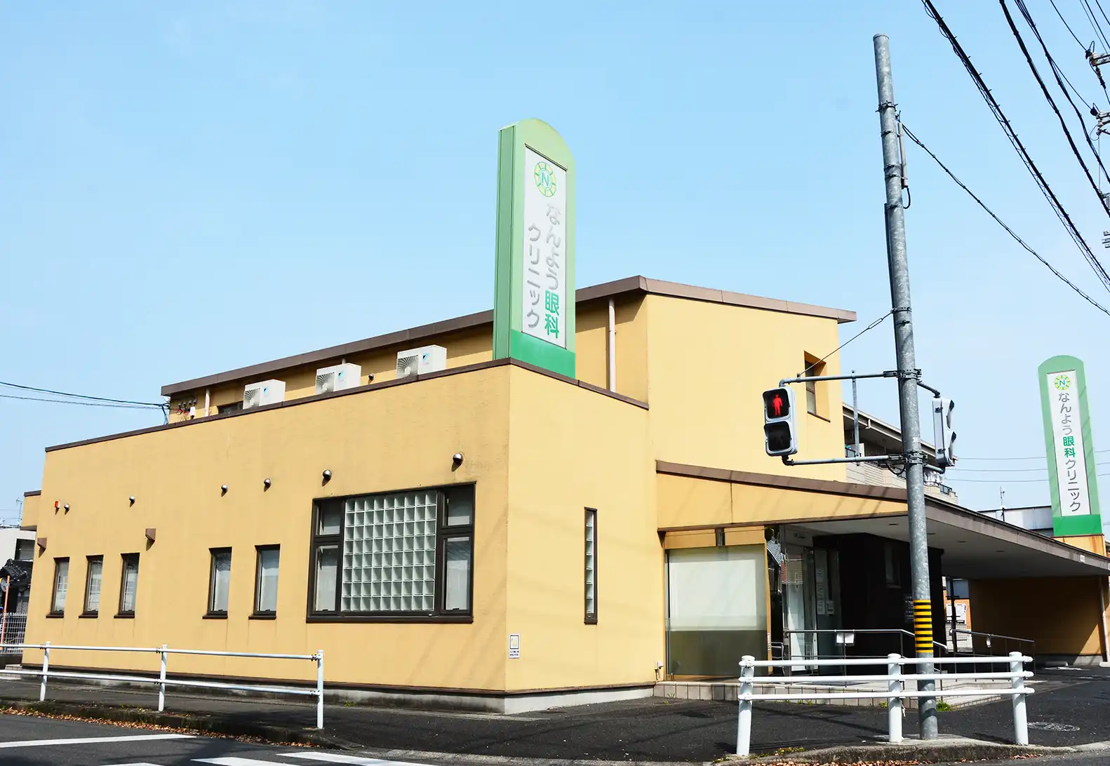 診察する医師